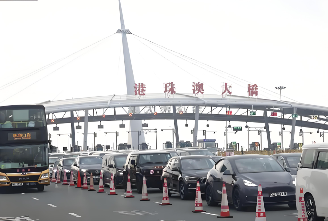 港珠澳大桥的两地车排队通关情景 港珠澳大桥的两地车排队通关情景